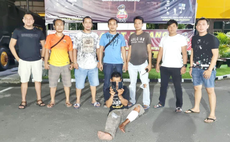 PENCURI— Pelaku Arman Purba alias Ucok ditangkap jajaran Satreskrim Polresta Padang atas kasus pencurian tiga unit Hp.