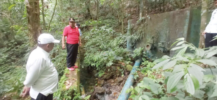 TINJAU— Bupati Agam Andri Warman meninjau lokasi tempat akan dibangunnya Badan Usaha Milik Daerah (BUMD) yaitu perusahaan air minum kemasan.