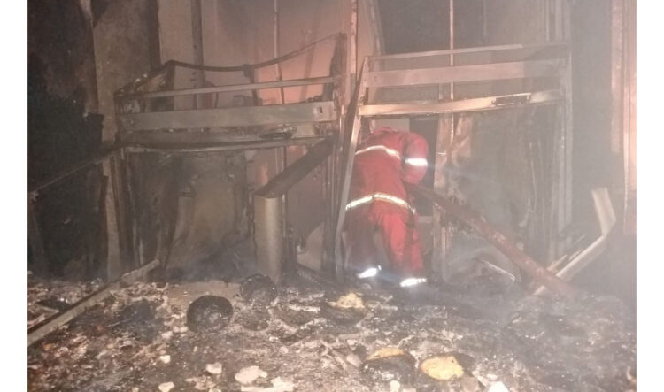 Toko Kue Terbesar di Bukittinggi Terbakar, Kerugian Ditaksir Rp 1,2 Miliar 1 KEBAKARAN— Petugas Damkar berupaya memadamkan api yang membakar Toko Elna Cake & Bakery di Gurun Panjang, Kota Bukittinggi.