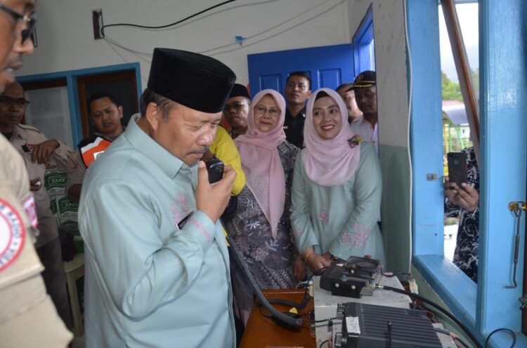 KUNJUNGAN— Bupati Agam Andri Warman mengunjungi posko Organisasi Radio Amatir Indonesia (Orari) di Kecamatan Palupuah.