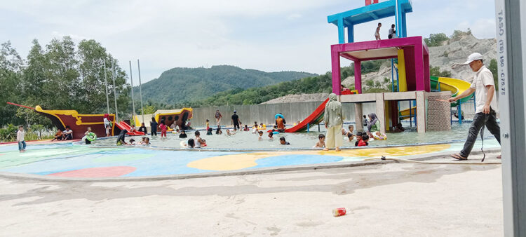 Ribuan Pengunjung Padati Objek Wisata 1 KOLAM RENANG— Lokasi wisata Meer Von Kandi yang baru dibuka, menawarkan wahana kolam renang yang berisi permainan anak-anak.