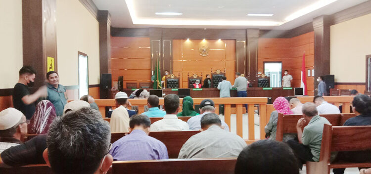 Pensiunan PT Semen Padang Gugat 3 Perusahaan, Tuntut Kerugian Materil dan Immateril 1 Tirliun Rupiah 1 GUGATAN PERDATA— Suasana sidang gugatan perdata yang dilayangkan Perkumpulan Keluarga Pensiunan Semen Padang (PKPS) terhadap tiga perusahaan.