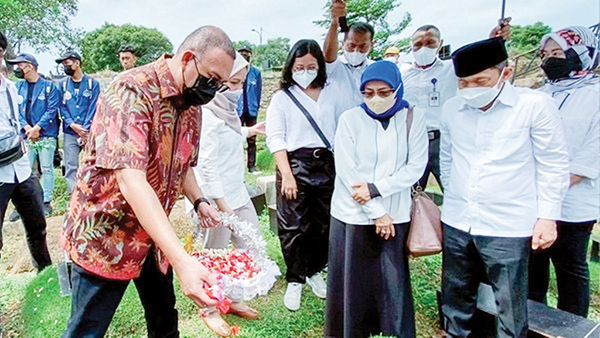 TABUR BUNGA— Anggota DPR Fraksi Gerindra Andre Rosiade ziarah ke makam empat ‘pahlawan reformasi’ dalam rangka mengenang 24 tahun tragedi 12 Mei 1998.