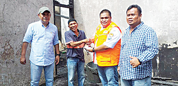 SERAHKAN DONASI— Ketua Pengda IOF Sumbar, Verry Mulyadi menyerahkan donasi untuk Yasrul Abbas, mekanik offroader di Kota Padang yang rumahnya terbakar saat lebaran Idul Fitri lalu, Kamis (12/5).