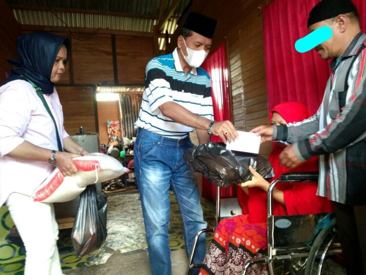BERIKAN BANTUAN— Mantan Bupati Limapuluhkota Irfendi Arbi berikan bantuan kepada keluarga kurang mampu.