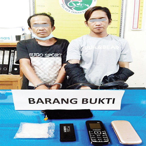 DITANGKAP— Dua pria berinisial DI (45) dan RD (36) ditangkap tim opsnal Polres Tanahdatar bersama barang bukti sabu