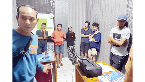 DIAMANKAN— Mantan Kiper Semen Padang FC 
yang kini merumput di PSIS Semarang, Jandia Eka Putra (35) memberi keterangan sebagai saksi di Polresta Padang 
terkait kasus penganiayaan terhadap anggota 
Brimob di Pasir Jambak.