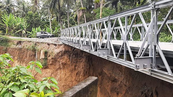 NYARIS PUTUS—Terlihat kondisi jembatan Luhung Kuranji Hulu nyaris putus.