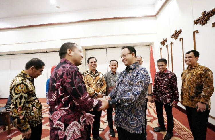 Juni Dijadwalkan ke Sumbar, Gubernur Anies Penuhi Undangan Wagub Audy 1 SALAM—Wakil Gubernur Sumbar Audy Joinaldy bersalaman saat bertemu dengan Gubernur Provinsi Daerah Khusus Ibukota (DKI) Jakarta, Anies Baswedan saat Rapat Kerja Nasional (Rakernas) APPSI 2022 di Bali, pada Selasa (10/5)
