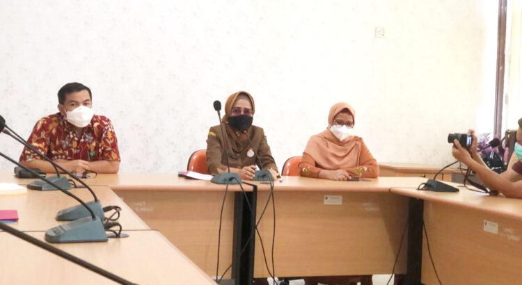 KETERANGAN PERS— Kepala Dinkes Sumbar, Lila Yanwar didampingi Ketua IDAI Sumbar Finny Fitry Yani memberikan keterangan pers terkait meninggalnya bayi berumur dua bulan asal Kabupaten Solok yang 
meninggal pada 2 Mei 2022 lalu, karena penyakit 
hepatitis misterius, Selasa (10/5).