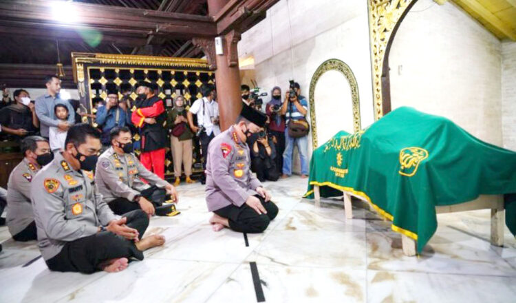 MELAYAT— Kapolri Jenderal Listyo Sigit Prabowo saat melayat ke rumah duka Ahmad Syafii Maarif atau akrab disapa Buya Syafii, Jumat (27/5)