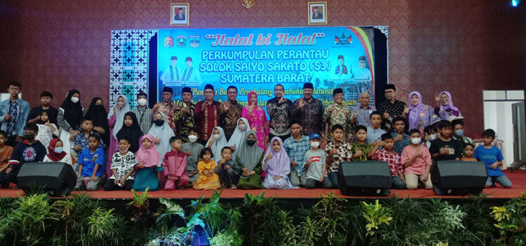 Perantau Solok Saiyo Sakato Gelar Halalbihalal, Bangun Jembatan Hati Rantau dan Kampung 1 FOTO BERSAMA— Anak yatim foto bersama dengan Keluarga Besar Persatuan Perantau Solok Saiyo Sakato (S3) pada kegiatan halalbihalal, di Gedung Convention Center Universitas STKIP Sumbar.