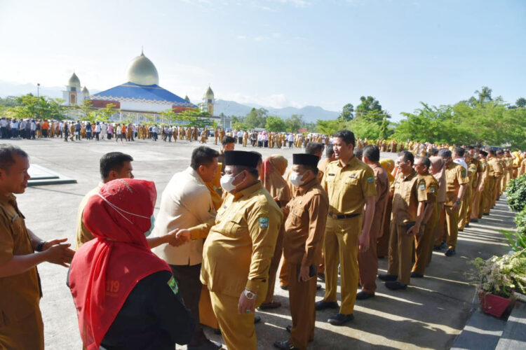 SALAMAN—Bupati Padangpariaman Suhatri Bur bersamalan dengan para ASN usai apel pagi.