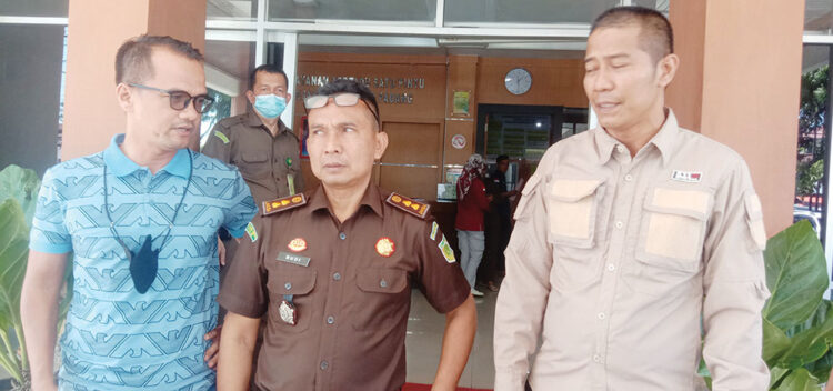 DIWAWANCARAI WARTAWAN— Ketua tim Jaksa Penuntut Umum (JPU) pada kasus dugaan Korupsi KONI Padang tahun anggaran 20218-2020 Budi Sastera yang didampingi Kasi Intel Roni Saputra dan Kasi Pidsus Therry Gutama memberikan keterangan kepada wartawan.