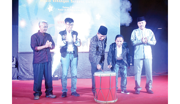 HALAL BIHALAL— Kepala Dinas Pendidikan Sumbar Barlius membuka acara halal bihalal didampingi Kepala Sekolah Taharuddin serta perwakilan alumni dan undangan, Sabtu (7/5).