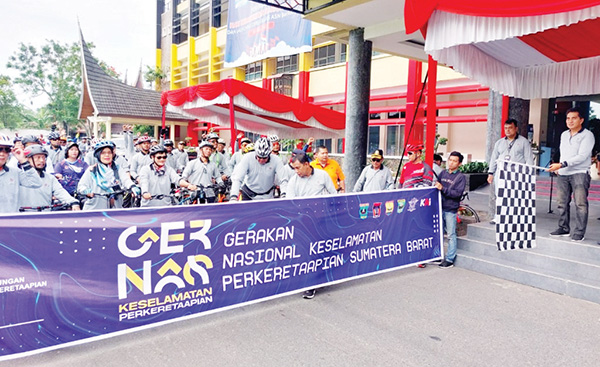 Kemenhub Minta Sosialisasi Digencarkan, Tahun Ini, 245 Perlintasan Liar Kereta Api di Sumbar Ditutup 1 KESELAMATAN DI PERLINTASAN— Sosialisasi Gerakan Nasional Keselamatan Berlalu Lintas di Perlintasan Sebidang, yang dilaksanakan Ditjend Perkeretaapian Kemenhub Sabtu pagi (21/5) di Halaman Kantor Gubernur Sumbar.