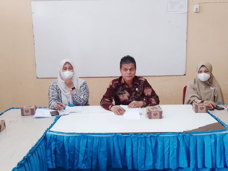 JUMPA PERSI— Kepala Dinas Pemberdayaan Masyarakat dan Desa didampingi Sekretaris dan Kepala Bidang Pemerintahan Nagari saat jumpa pers dengan wartawan.
