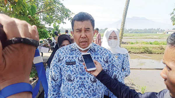 BERIKAN KETERANGAN— Kepala Dinas Pertanian Kota Payakumbuh Depi Sastra memberikan keterangan terkait adanya empat ekor sapi yang positif PMK.