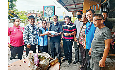 SERAHKAN BANTUAN— Ketua DPD LPM Kota Padang Irwan Basir Dt Rj Alam, menyerahkan bantuan untuk korban kebakaran keluarga Irzam Arifin di RT 03 RW 08, Air Camar, Kelurahan Parak Gadang Timur Kecamatan Padang Timur, Rabu (11/5).