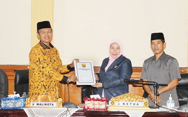 DPRD Pariaman Minta Tingkatkan PAD, Sebelumnya 60,71 Persen, Sekarang 96,91 Persen 1 Ketua DPRD serahkan rekomendasi LKPj kepada Walikota Pariaman.