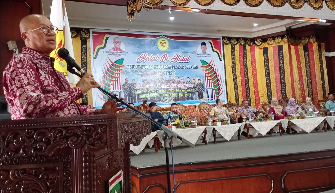 Ketua PKPS Sumbar S Budi Syukur beri kataa sambutan sat acara halal bihalal warga Pasisia yang tergabung dalam PKPS Siunjung