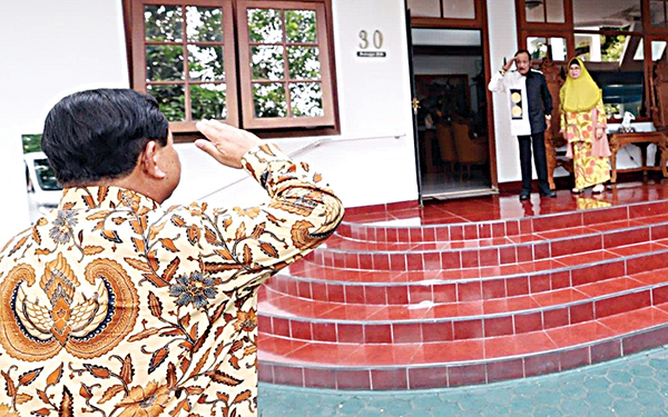 H+6 Lebaran, Prabowo Kunjungi Eks Atasannya 1 BERI HORMAT— Ketum Gerindra Prabowo Subianto saat memberikan hormat kepada Subagyo HS, mantan atasannya ketika berdinas di militer.