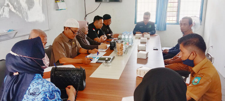 DENGAR PENDAPAT— Suasana dengar pendapat Komisi III DPRD Sawahlunto dengan Direktur PDAM Sawahlunto dan jajarannya di ruang pertemuan PDAM Sawahlunto.