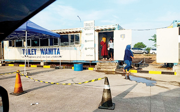 TAK NYAMAN—Kondisi tollet di KM 398B yang sangat tidak nyaman karena bau pesing karena air habis.