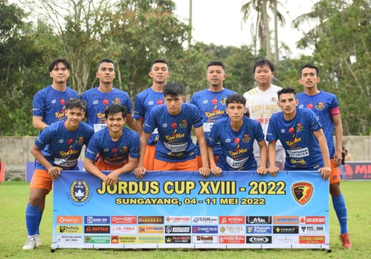 FOTO BERSAMA— Kesebelasan Kopi Mos FC foto bersama sebelum berlaga di Turnamen Jordus Cup XVIII 2022.