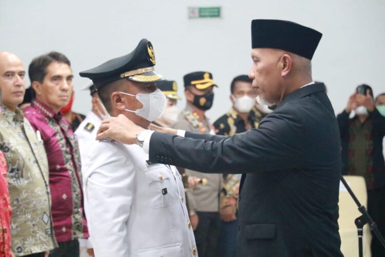LANTIK—Gubernur Sumatera Barat, melantik dan mengambil sumpah jabatan,  Dahlan S.Sos, MM. Sebagai Penjabat (Pj) Bupati Kabupaten Kepulauan Mentawai, yang menggantikan Yudas Sabaggalet.