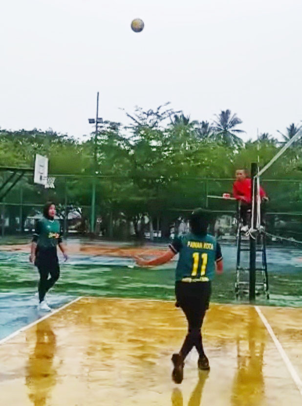 Bidik Atlet Potensial, KONI Pessel Bentuk KOK 1 LATIHAN—Atlet sepaktakraw putri Pessel tengah latihan.