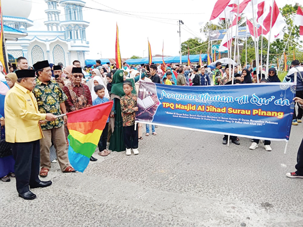 PELEPASAN— Bupati Agam Andri Warman saat melepaskan puluhan peserta Khatam Al Quran dilaksanakan di Nagari Ampang Gadang, Kecamatan Ampek Angkek.