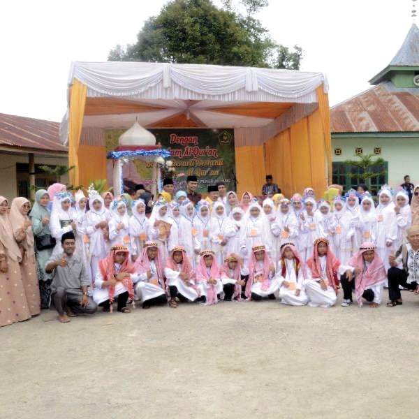 KHATAM QURAN— Bupati Agam Andri Warman melepas pawai Khatam Quran di MDTA Al-Jihad, Nagari Koto Baru, Kecamatan Baso.