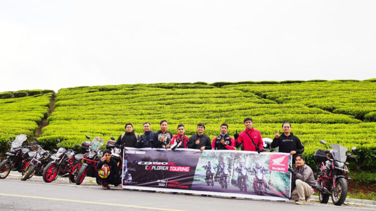 TOURING— Komunitas honda menikmati keindahan alam wisata Alahan Panjang dalam kegiatan Honda CB150X  Urban Explore Touring.