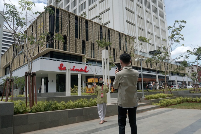 BERSWA FOTO— Pengunjung yang melintasi Mal Sarinah di Jakarta berswa foto dengan background salah satu mal tertua di ibukota tersebut. Mal pertama di Indonesia itu kini kembali dibuka untuk umum sejak direnovasi pada 2020 lalu.