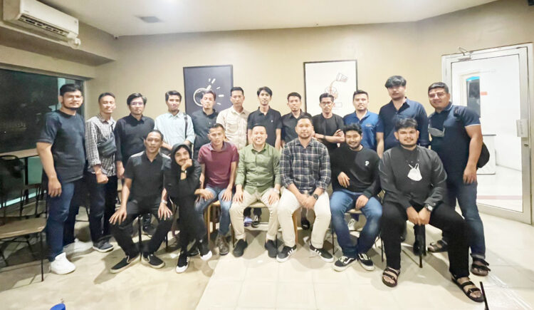 FOTO BERSAMA— Anggota DPRD Padang Manufer Putra Firdaus diamanahkan menjadi ketua alumni SMPN 2 Padang angkatan 2008 pada kegiatan halal bihalal alumni yang digelar di Orion Coffe, Sabtu (7/5).