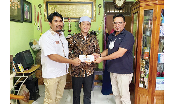 BANTU BIAYA KEBERANGKATAN— Wakil Ketua DPD Gerindra Sumbar Megri Fernando dan Wakil Bendahara Dafrawira De Hansen menyerahkan bantuan biaya keberangkatan kepada Sultan Amar Abiyyu, mahasiswa Al Azhar Mesir asal Kota Padang.