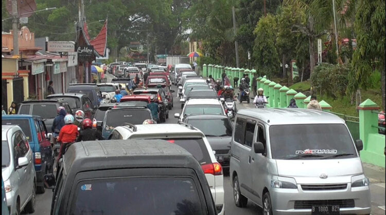 KEMACETAN– Para wisatawan lokal maupun luar daerah terus memadati jalan-jalan di Kota Bukittinggi untuk menghabiskan masa masa liburan lebaran.
