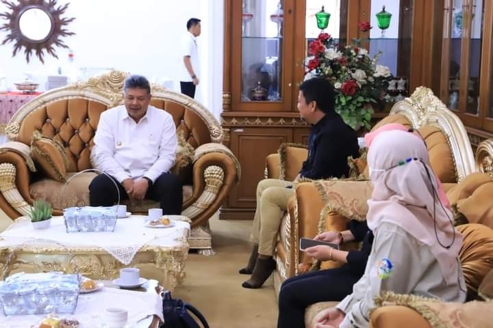 Tumbuhkan Kesadara Mengatasi Masalah Sampah 1 KUNJUNGAN KEMENTERIAN LH— Wali Kota Solok Zul Elfian menerima kedatangan rombongan tim Kementerian Lingkungan Hidup.