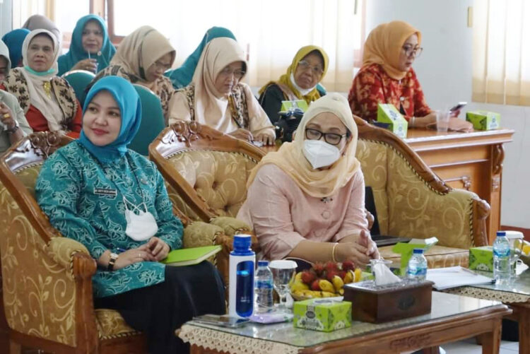 HADIRI—Ketua TP PKK Tanah Datar yang diwakili Wakil Ketua TP PKK Ny. Patty Richi Aprian menghadiri acara, kemarin.