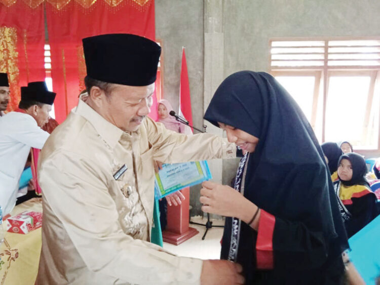 anak angkat—Tiga remaja yang terdiri dari Restia, Zahra dan Rahmi, penghafal Al Quran (hafizd Quran) dengan nilai memuaskan dijadikan anak angkat oleh Bupati Agam Andri Warman.