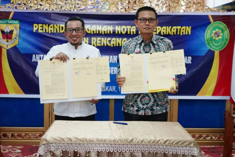 engadilan Negeri (PN) Kelas II B Batusangkar tanda tangani Nota Kesepakatan dan Rencana Kerja dengan Pemerintah Daerah Tanah Datar, Jumat (13/5) di Gedung Indo Jolito Batusangkar.