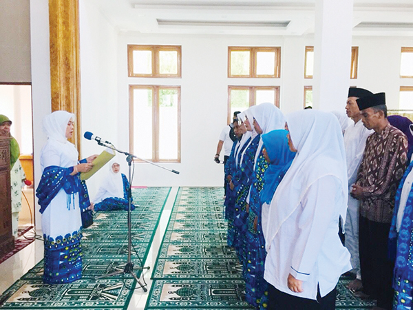 LANTIK— Ketua BKMT Kabupaten Agam Ny Yenni Andri Warman melantik pengurus BKMT Kecamtan Malalak.