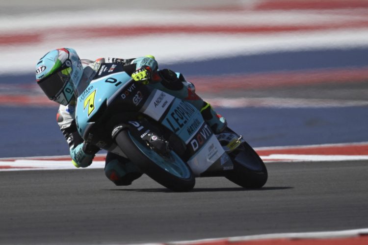 Dennis Foggia— Salah satu pembalap Leopard Racing Dennis Foggia ketika tampil di kualifikasi Moto3 (23/4). (JOSE BRETON/AFP PHOTO )