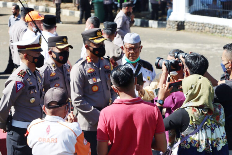 WAWANCARA—Kapolres Tanahdatar AKBP Ruli Indra Wijayanto saat diwawancarai wartawan.