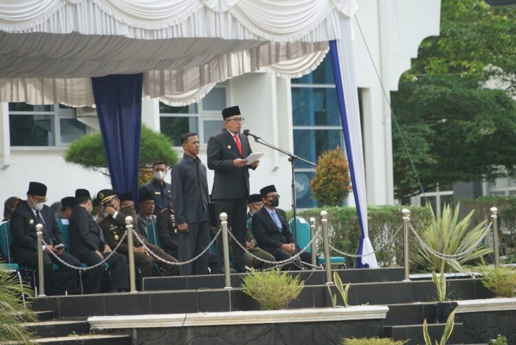Pemkab Tanahdatar Peringati Hari Kebangkitan Nasional 1 SAMBUTAN—Bupati Tanah Datar Eka Putra bertindak sebagai Inspektur Upacara Harkitnas berikan sambutan.