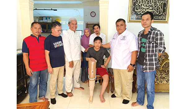 BANTUAN KAKI PALSU— Anggota DPR RI asal Sumbar H Andre Rosiade memberikan bantuan kaki palsu, yang diserahkan Ketua DPC Partai Gerindra Kota Padang Verry Mulyadi bersama pengurus DPD Partai Gerindra Sumbar Zulkifli dan pengurus DPC Gerindra Padang kepada Raditya Alvaro di Kompleks Korem Sungai Lareh, Kecamatan Kototangah.