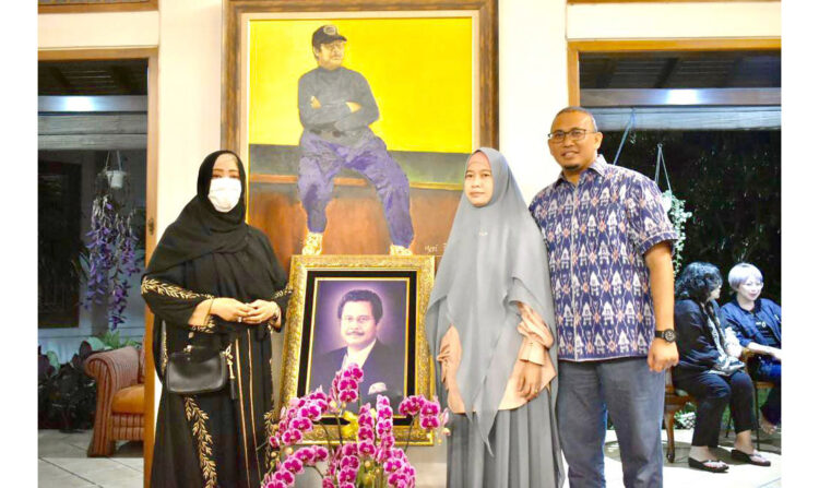 MELAYAT— Anggota DPR RI asal Sumbar Andre Rosiade bersama istri Nurul Anastasia, Rosiade saat melayat ke rumah duka Fahmi Idris, di Mampang Prapatan, Jakarta Selatan, Minggu (22/5) malam.