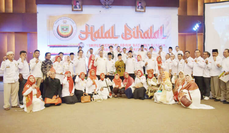 HALALBIHALAL — Anggota DPR RI Andre Rosiade, Ketua Komisi VIII DPR RI Yandri Susanto berfoto bersama saat Halalbihalal DPW IKM Banten, Sabtu (21/5) lalu di Hotel Horison Ultima Ratu, Kota Serang.