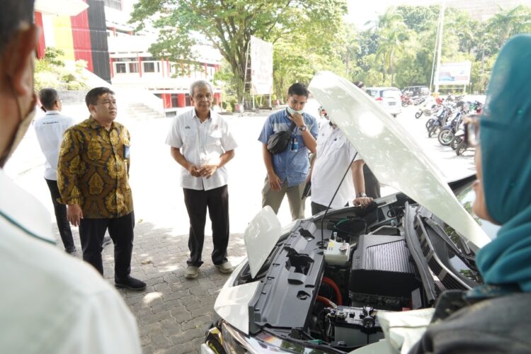 Dirut Semen Padang Apresiasi Sosialisasi Electrifying Lifestyle dari PLN 1 SOSIALISASI--PLN Unit Induk Wilayah (UIW) Sumatera Barat sosialisasikan mobil listrik sebagai salah satu produk electrifying lifestyle kepada Direksi PT Semen Padang, Selasa (17/05).